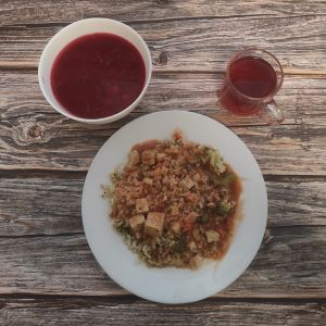 Zdjęcie przedstawia Dietę łatwostrawną: Barszcz czerwony z ziemniakami Risotto wegetariańskie z tofu - dieta Kompot owocowy z jabłkami Sos pomidorowy